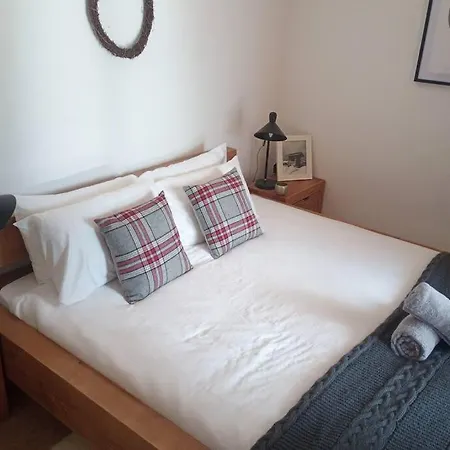3 Bed Apt,central Location, Parking, Garden, 6 Pax Apartment *