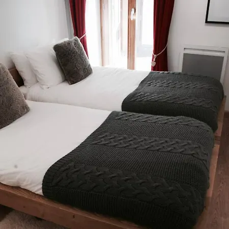 3 Bed Apt,central Location, Parking, Garden, 6 Pax