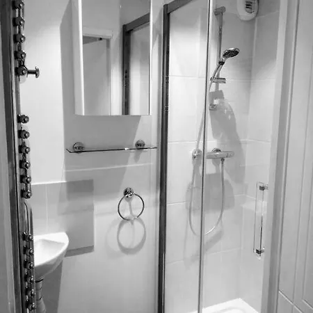 3 Bed Apt,central Location, Parking, Garden, 6 Pax