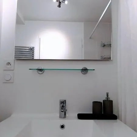 3 Bed Apt,central Location, Parking, Garden, 6 Pax Apartment