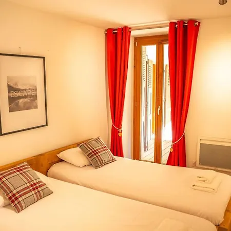 3 Bed Apt,central Location, Parking, Garden, 6 Pax